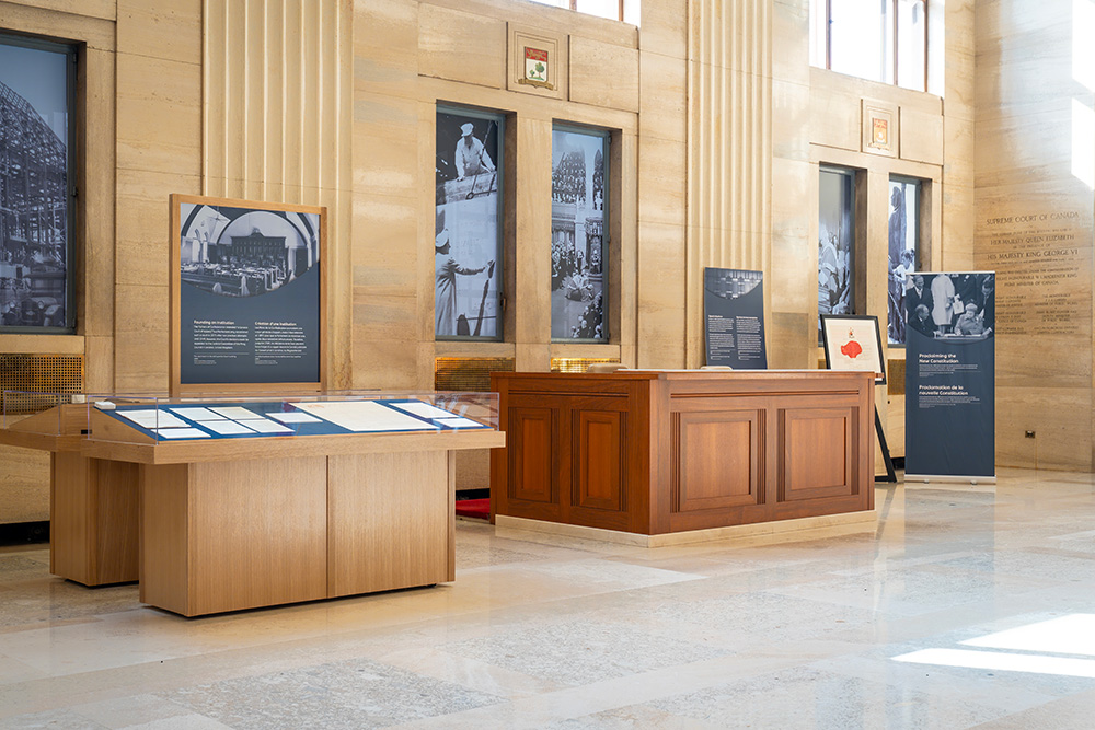 Exposition dans le hall d’honneur de l’édifice de la Cour suprême du Canada