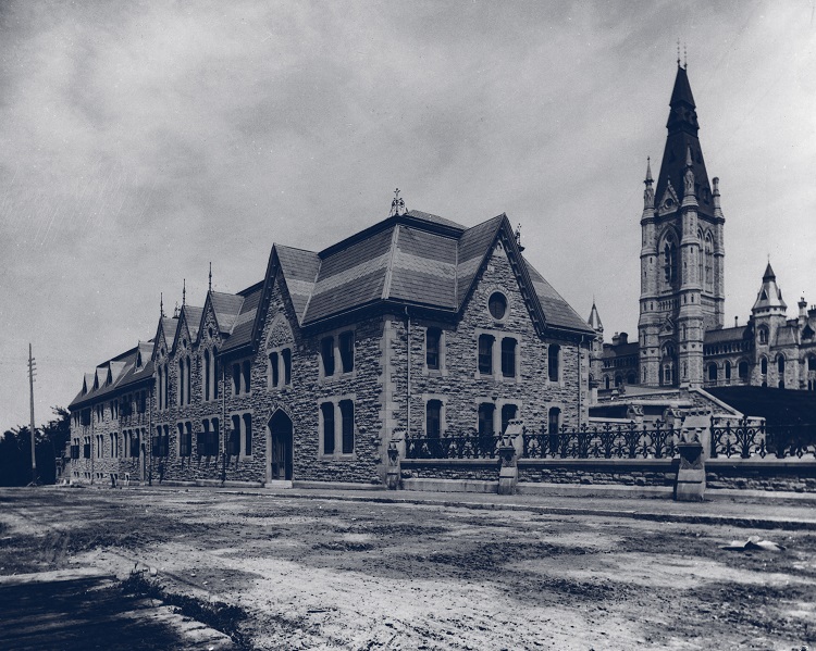 L’ancien immeuble de la Cour suprême situé à l’ouest de la Colline du Parlement avec en arrière-plan l’édifice du Centre.