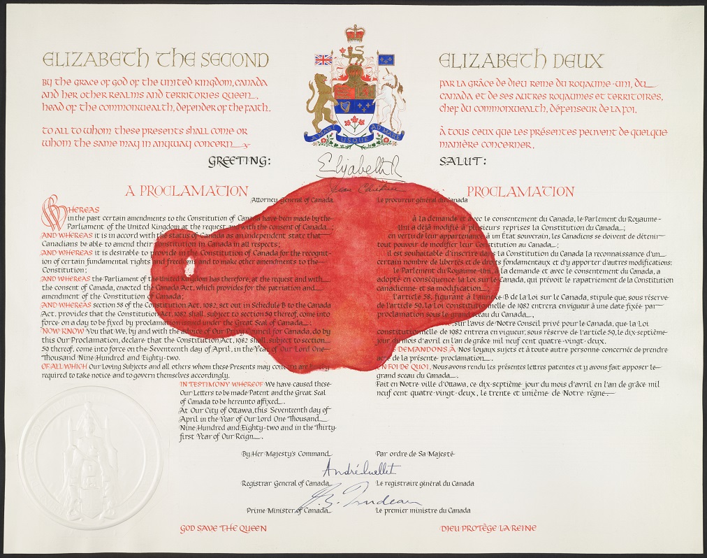 L’exemplaire « taché » de la proclamation de la Loi Constitutionnelle. Il est signé par la reine Élisabeth II, le ministre de la Justice Jean Chrétien, le registraire général du Canada André Ouellet et le premier ministre Pierre Elliott Trudeau. Une grosse tache de peinture couvre le centre du document, mais le texte est encore lisible au travers.