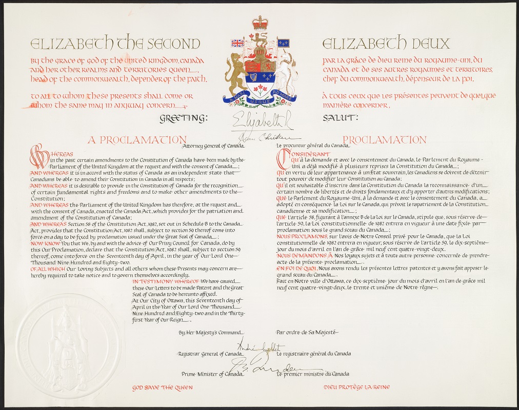L’exemplaire « mouillé » de la proclamation de la Loi Constitutionnelle. Il est signé par la reine Élisabeth II, le ministre de la Justice Jean Chrétien, le registraire général du Canada André Ouellet et le premier ministre Pierre Elliott Trudeau. Le document est endommagé par l’eau à plusieurs endroits.