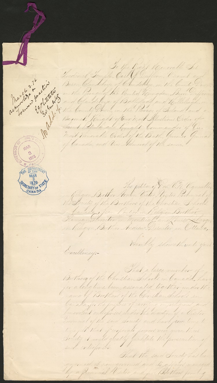 La pétition pour l’incorporation des Frères des écoles chrétiennes au Canada. Elle porte des étampes avec la date qui indiquent « Governor General of Canada » et « Department of the Secretary of State ». Une annotation écrite à la main partiellement lisible dit « March 3.76. Acknowledge + forward for action ».