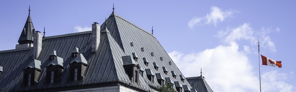 Plan rapproché de la toiture de l’édifice de la Cour suprême du Canada