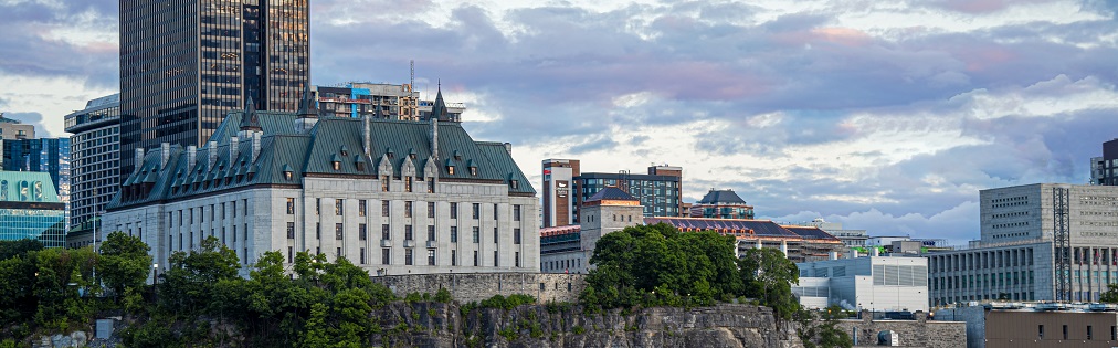 L’édifice de la Cour suprême du Canada vu de la rivière des Outaouais
