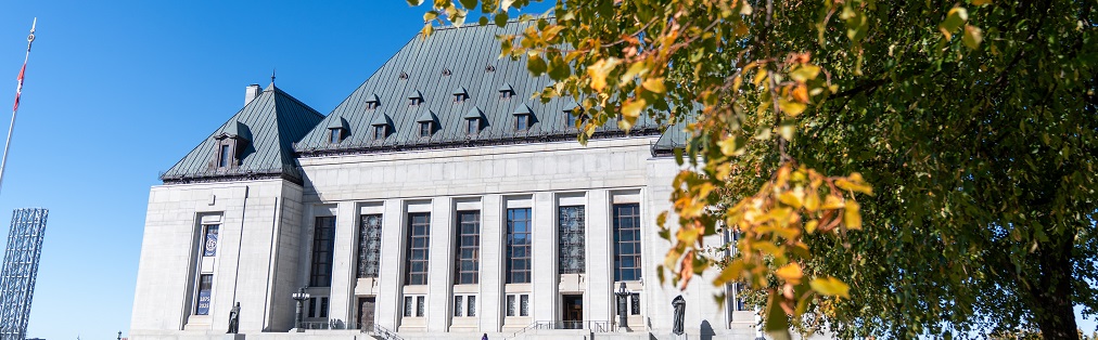L’extérieur de l’édifice de la Cour suprême du Canada l’automne