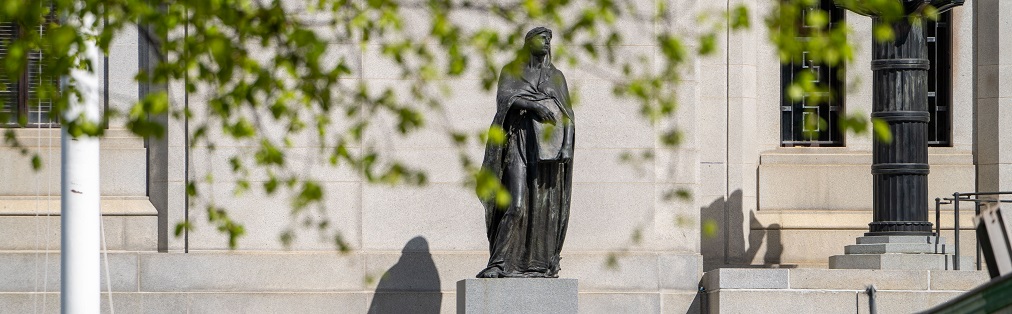 Une statue devant l’édifice de la Cour suprême du Canada