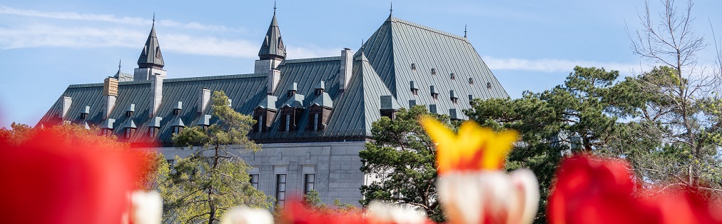Des tulipes devant l’édifice de la Cour suprême du Canada