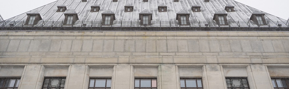 Plan rapproché de la toiture de l’édifice de la Cour suprême du Canada