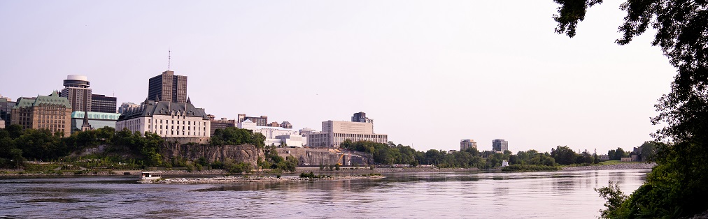 L’édifice de la Cour suprême du Canada, la Colline du Parlement et le centre-ville d’Ottawa, vu de la rivière des Outaouais