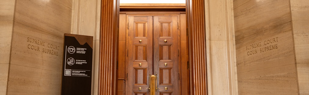 La porte de la salle d’audience principale de la Cour suprême du Canada