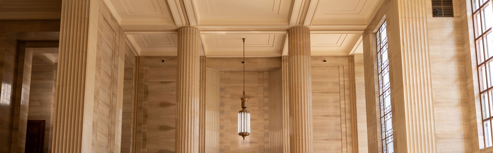 Un luminaire dans le hall d’honneur de la Cour suprême du Canada