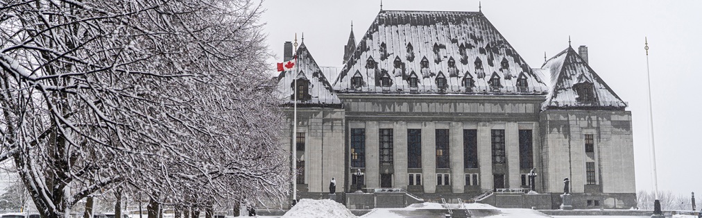 L’extérieur de l’édifice de la Cour suprême du Canada l’hiver