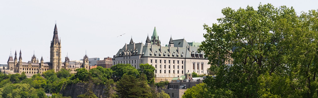 L’édifice de la Cour suprême du Canada vu de la rivière des Outaouais