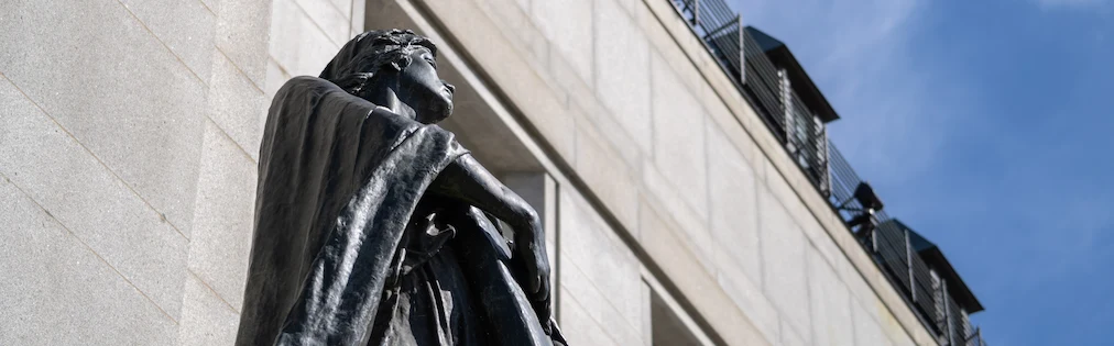 Une statue devant l’édifice de la Cour suprême du Canada