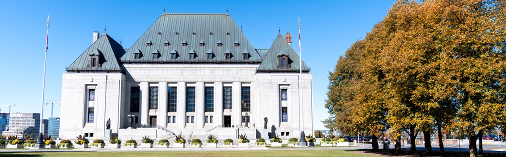 L’extérieur de l’édifice de la Cour suprême du Canada l’automne