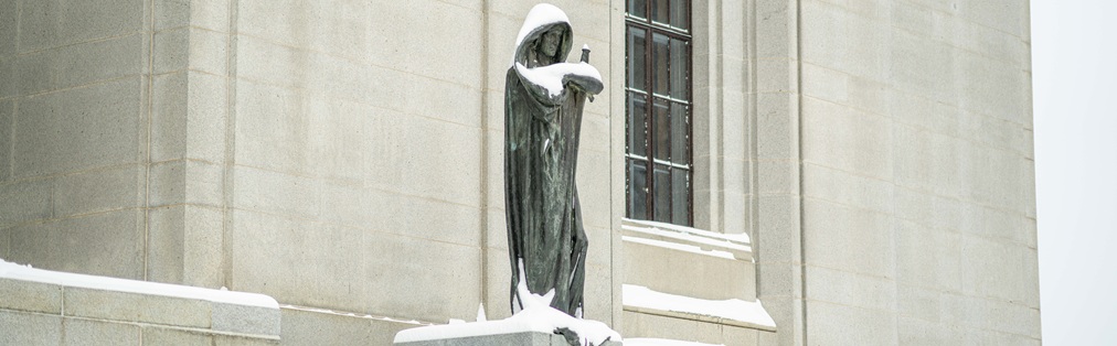 Une statue devant l’édifice de la Cour suprême du Canada