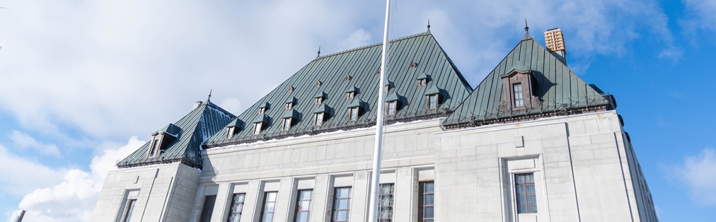 Plan rapproché de la toiture de l’édifice de la Cour suprême du Canada