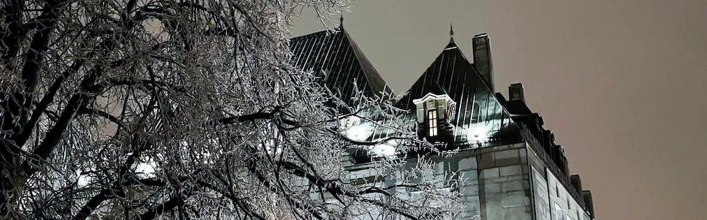L’édifice de la Cour suprême du Canada, vu à travers des branches d’arbres couvertes de glace