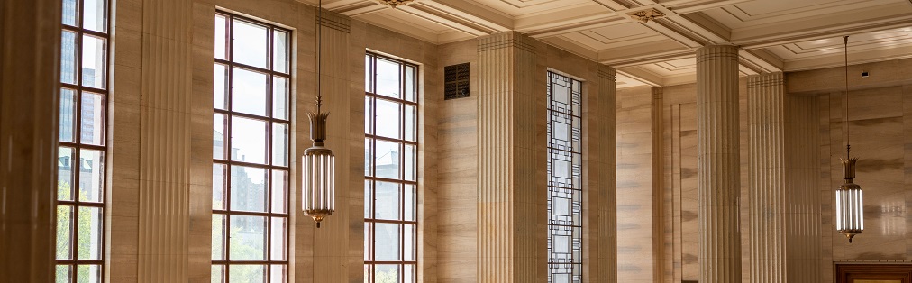 Des luminaires dans le hall d’honneur de la Cour suprême du Canada