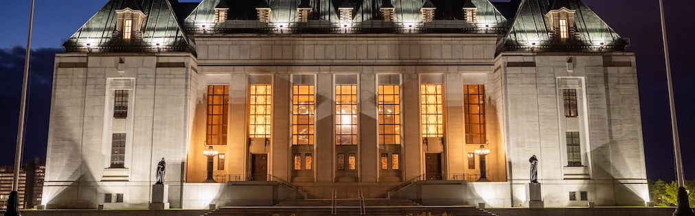 L’édifice de la Cour suprême du Canada illuminé la nuit