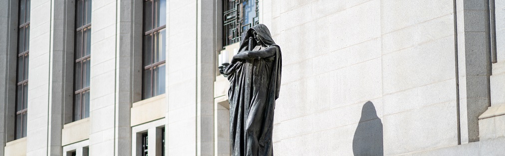 Une statue devant l’édifice de la Cour suprême du Canada