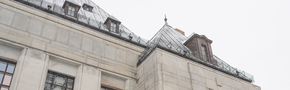 Plan rapproché de la toiture de l’édifice de la Cour suprême du Canada
