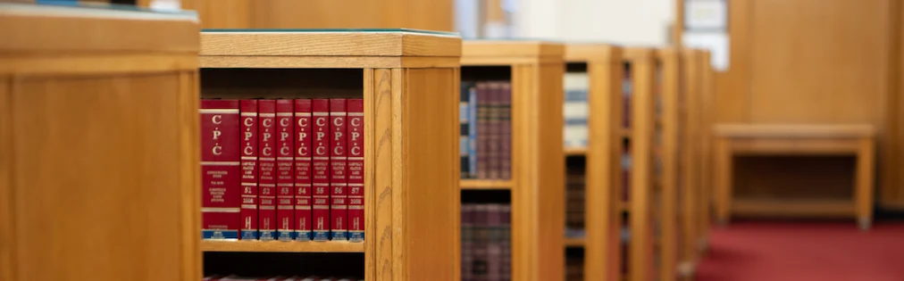 Des livres sur des étagères dans l'édifice de la Cour suprême