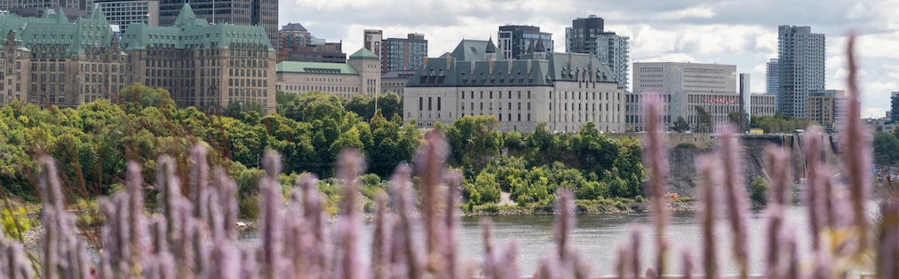 L’édifice de la Cour suprême du Canada, la Colline du Parlement et le centre-ville d’Ottawa, vu de la rivière des Outaouais