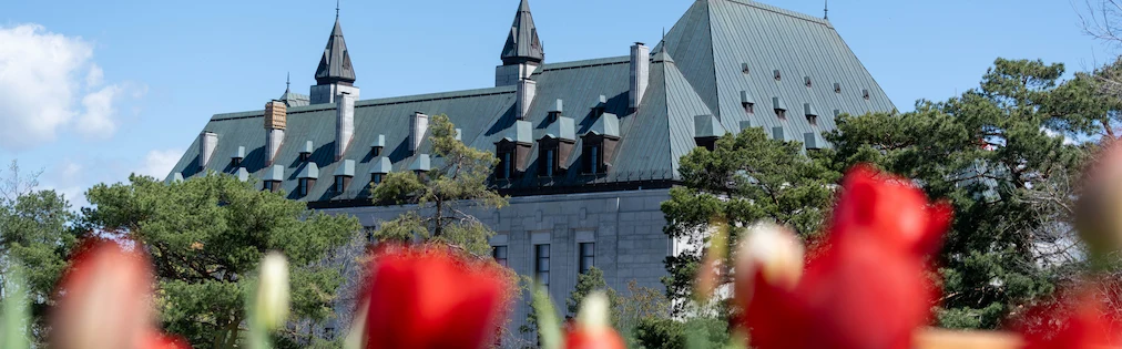 L’extérieur de l’édifice de la Cour suprême du Canada au printemps