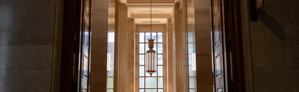 Un luminaire dans le hall d’honneur de la Cour suprême du Canada
