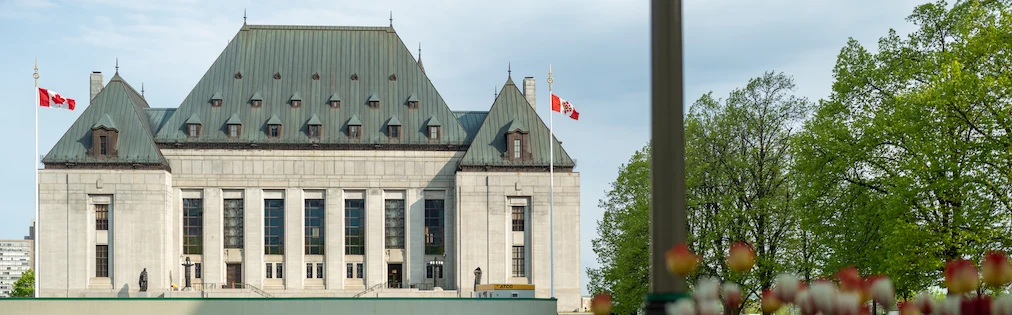 L’extérieur de l’édifice de la Cour suprême du Canada au printemps