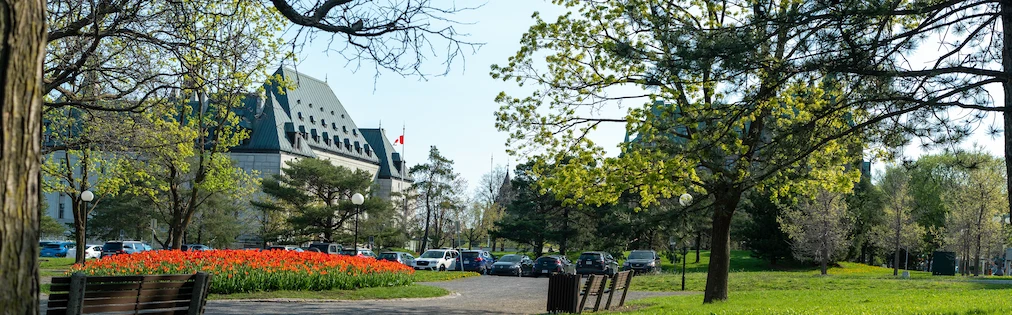 L’extérieur de l’édifice de la Cour suprême du Canada au printemps