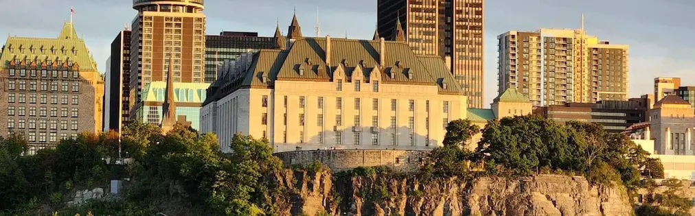 L’édifice de la Cour suprême du Canada vu de la rivière des Outaouais
