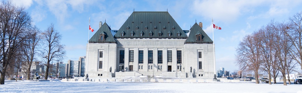 L’extérieur de l’édifice de la Cour suprême du Canada l’hiver