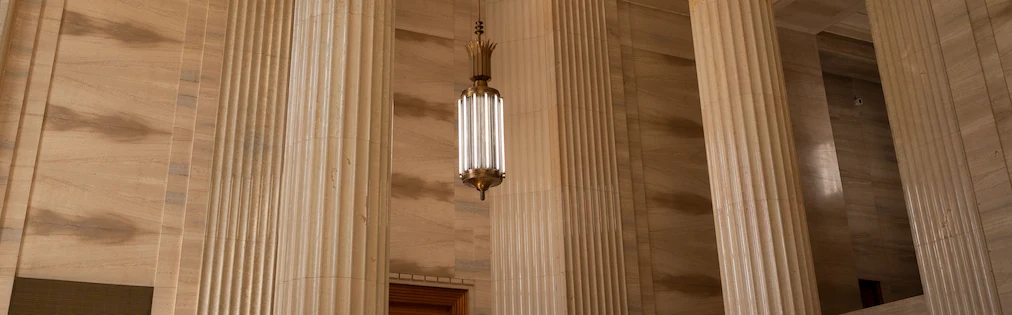 Un luminaire dans le hall d’honneur de la Cour suprême du Canada