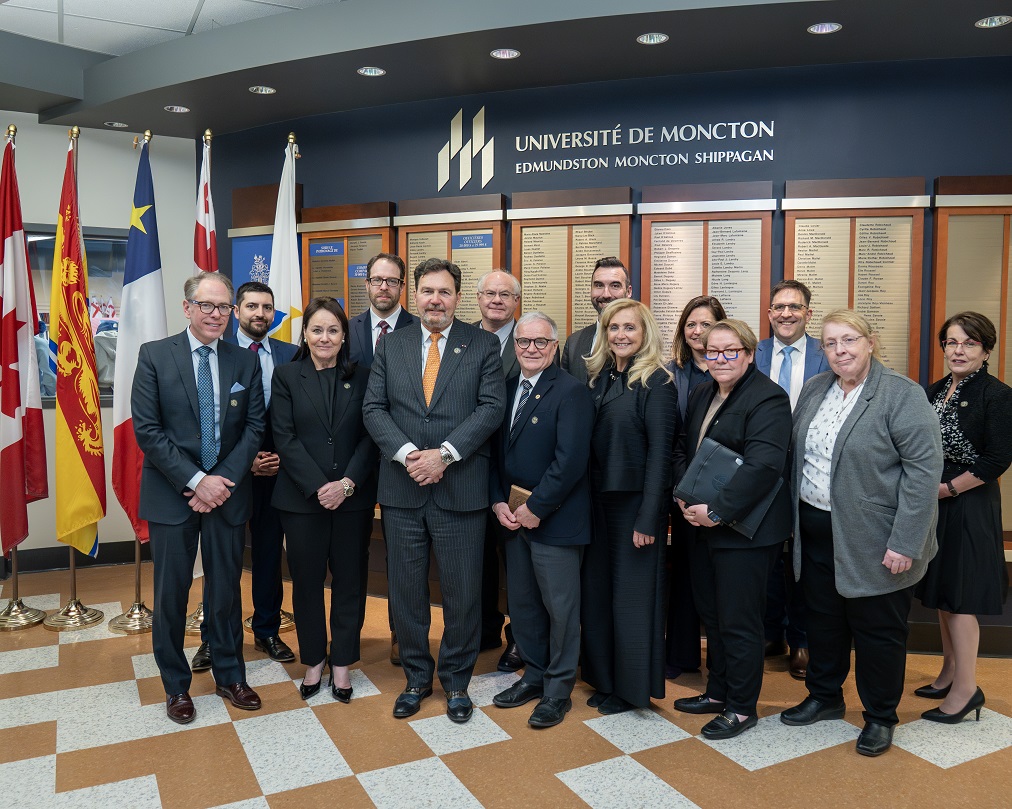 Une photo de groupe avec le juge en chef, les juges et des représentants de l’Université de Moncton et University of New Brunswick