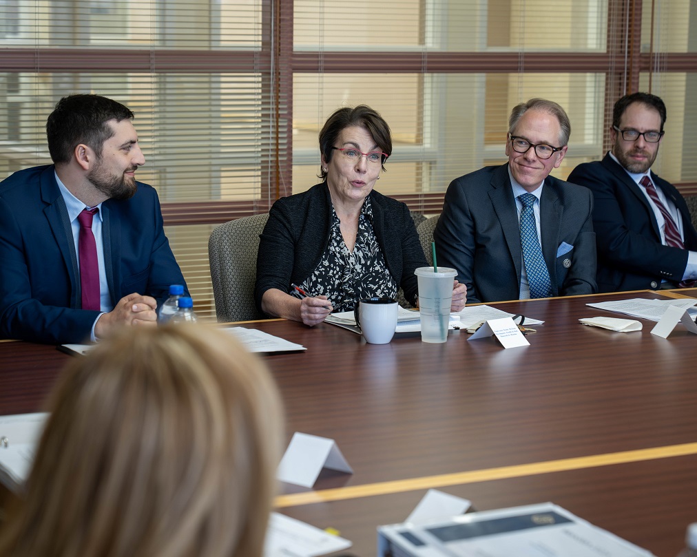 Les juges discutent autour d’une table avec des professeurs de l’Université de Moncton et University of New Brunswick