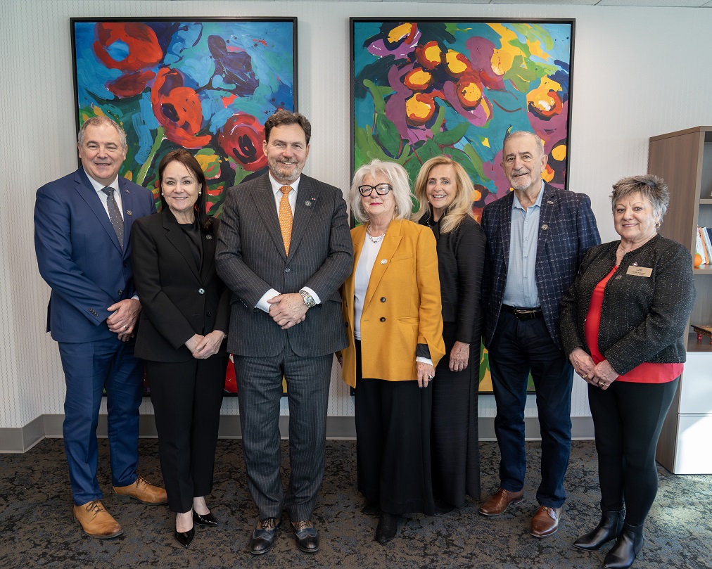 Une photo de groupe du juge en chef, des juges et de représentants des villes de Moncton, Dieppe et Riverview