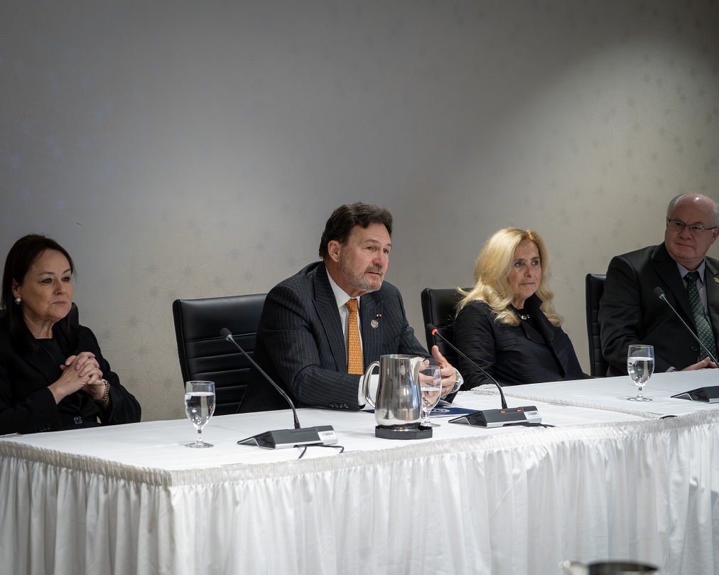 Le juge en chef Justice Richard Wagner, la juge Côté, la juge Martin et le juge en chef du Nouveau-Brunswick parlent à des étudiants de l’Université de Moncton et University of New Brunswick
