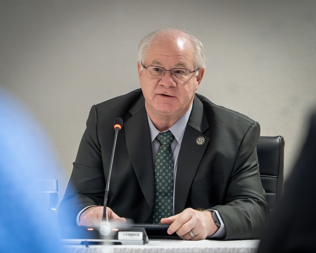 Le juge en chef du Nouveau-Brunswick, l’honorable J.C. Marc Richard, parle à des étudiants de l’Université de Moncton et University of New Brunswick