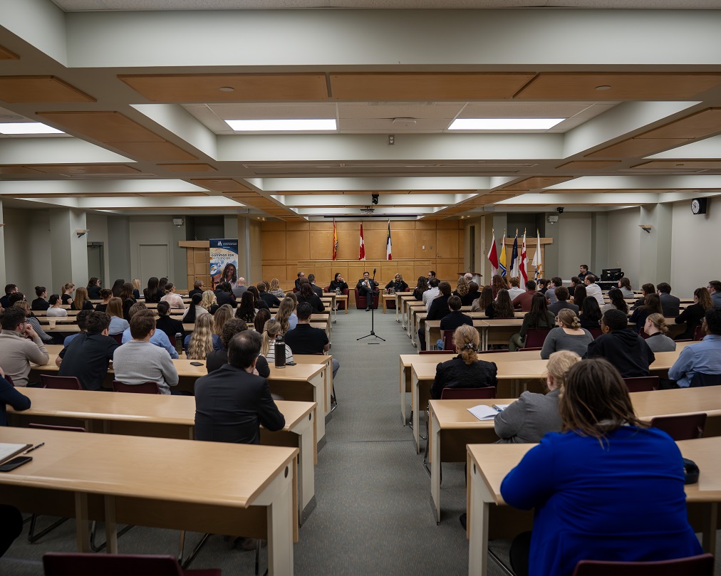 Des étudiants de l’Université de Moncton et University of New Brunswick écoutent les juges parler