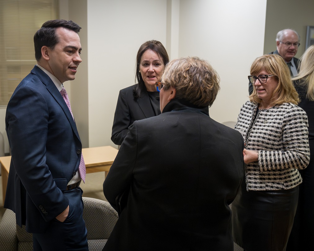 La juge Suzanne Côté discute avec des représentants de l’Université de Moncton et University of New Brunswick