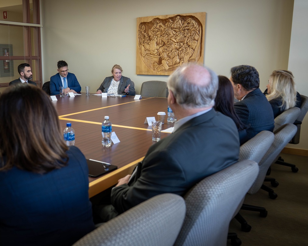 Les juges discutent autour d’une table avec des professeurs de l’Université de Moncton et University of New Brunswick