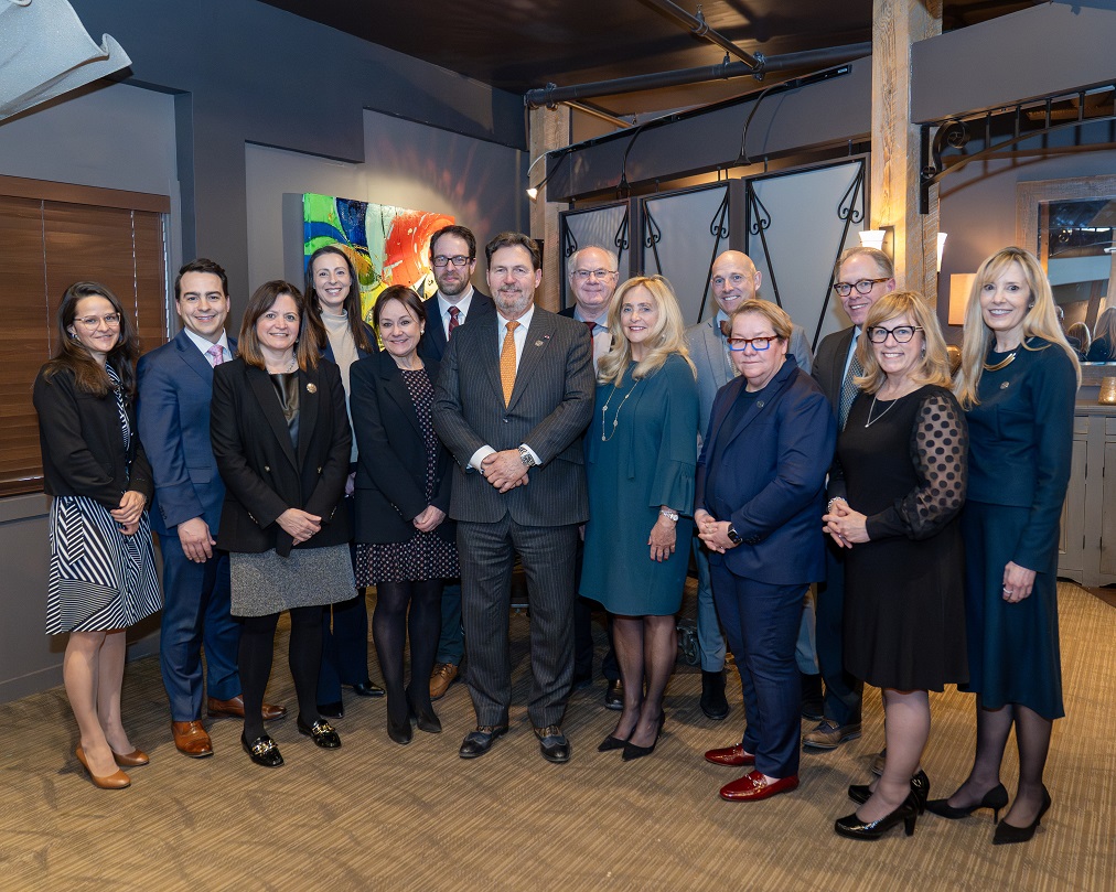 Une photo de groupe du juge en chef, des juges et du comité organisateur pour Moncton