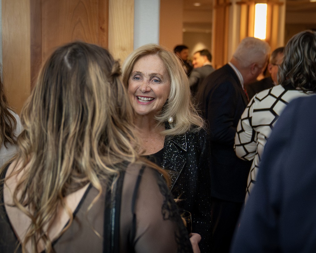 La juge Sheilah L. Martin parle à un membre de la communauté juridique lors d’une réception