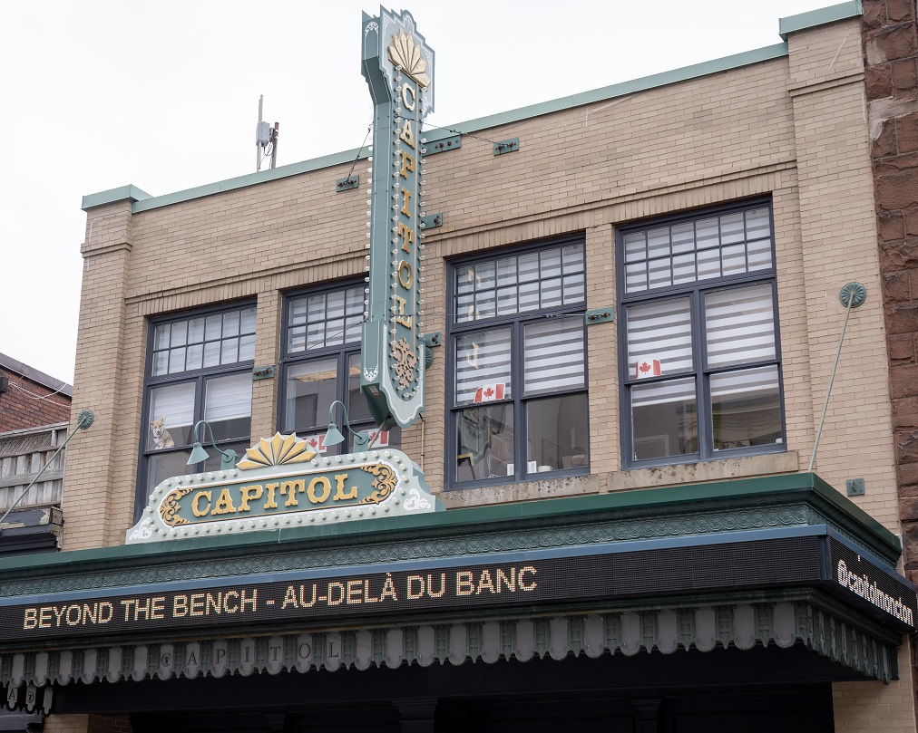 La marquise du Théâtre Capitol qui affiche “Beyond the bench – Au-delà du banc”