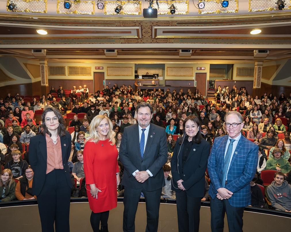 Le juge en chef Richard Wagner, la juge Côté, la juge Martin et les modérateurs Jason Alcorn et Catherine Le Guerrier posent devant l’auditoire d’étudiants du secondaire au Théâtre Capitole