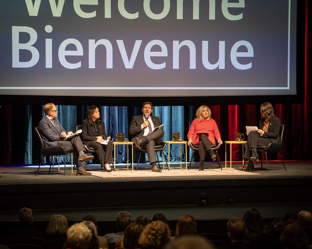 Le juge en chef Richard Wagner, la juge Côté, la juge Martin et les modérateurs Jason Alcorn et Catherine Le Guerrier présentent sur scène lors de l’événement public