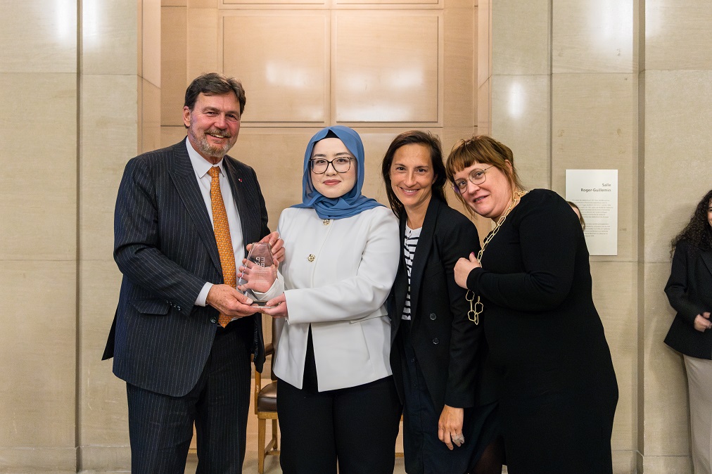 Le juge en chef Richard Wagner présente un prix à des bénévoles d’Étudiants Pro Bono Canada