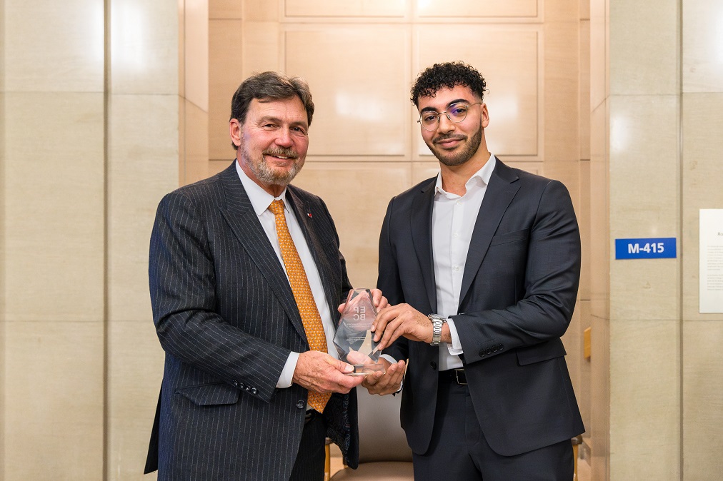 Le juge en chef Richard Wagner présente un prix à un bénévole d’Étudiants Pro Bono Canada