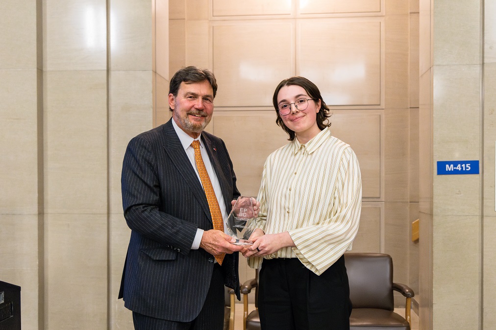 Le juge en chef Richard Wagner présente un prix à un bénévole d’Étudiants Pro Bono Canada